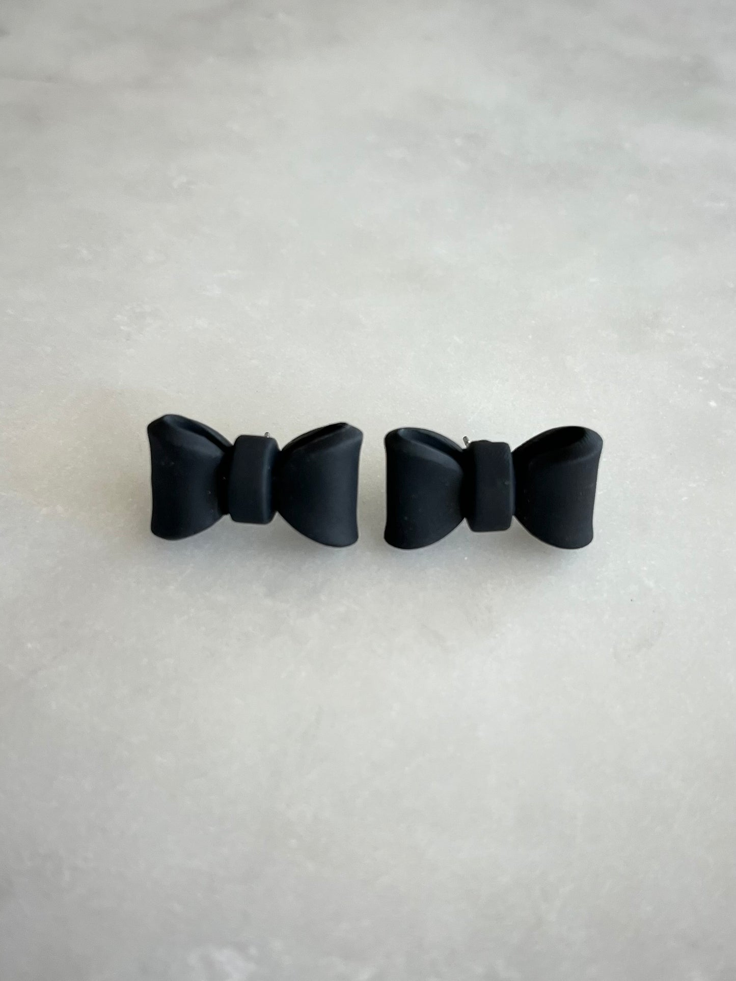 Large bow studs (black)