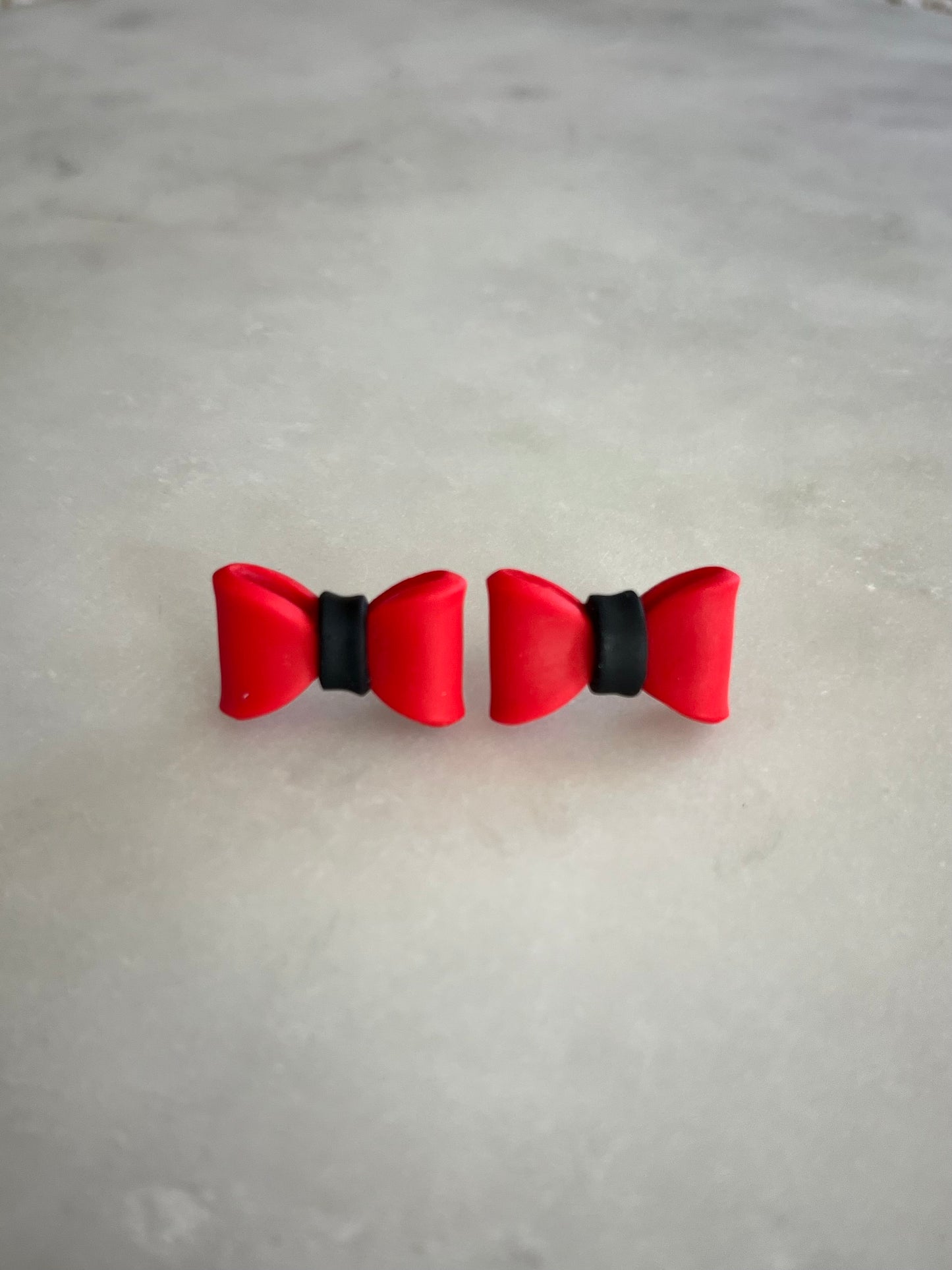 Large bow stud (red)