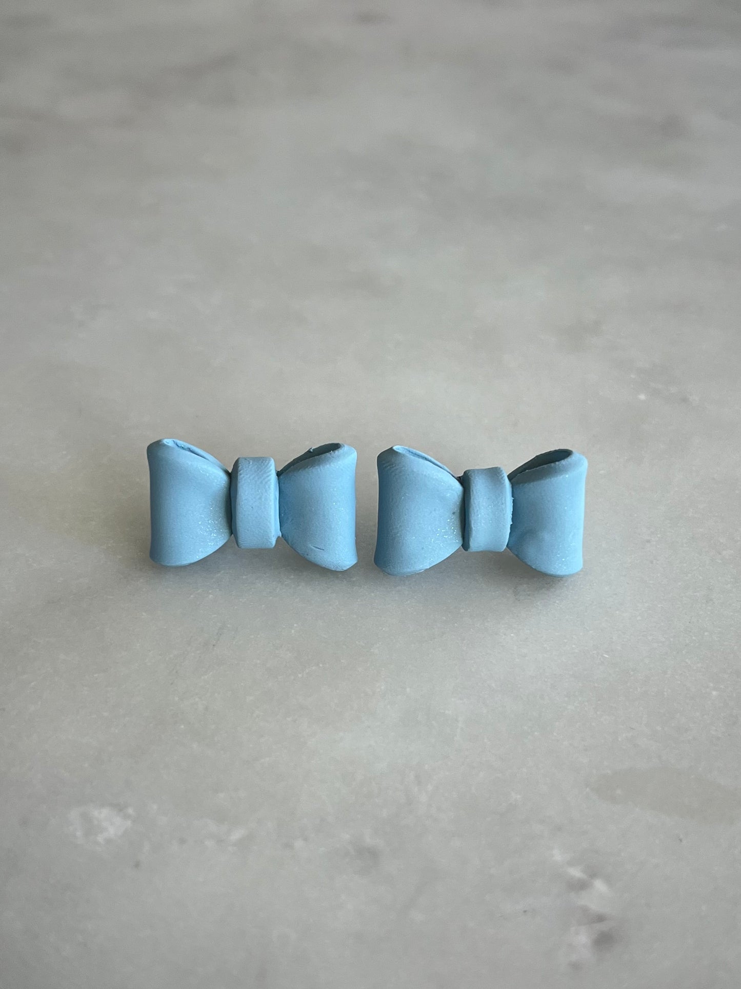 Large bow studs (blue)