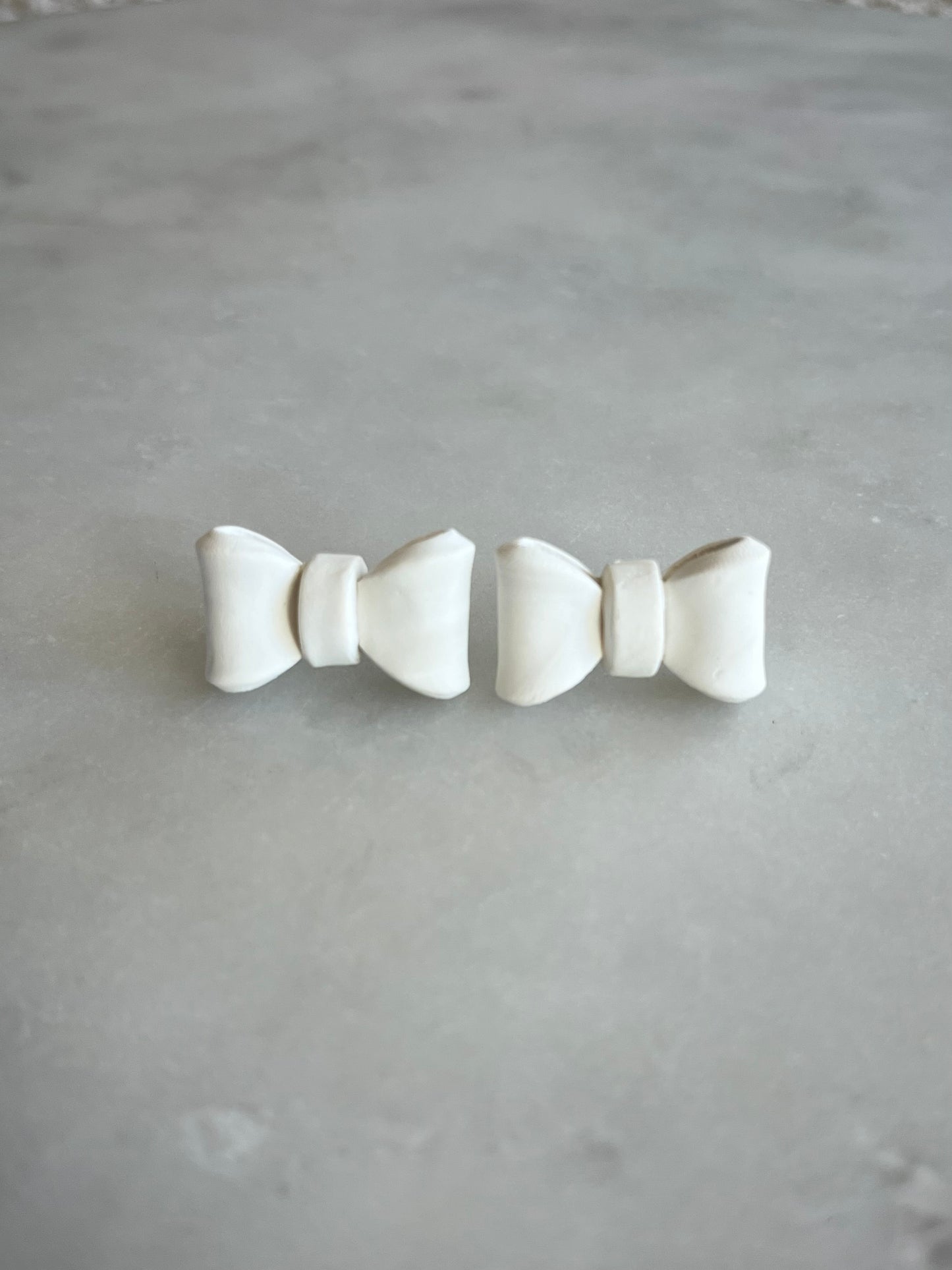 Large bow studs (white)